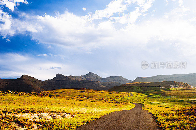 蜿蜒的道路穿过群山