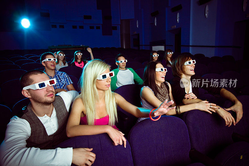 年轻人在3D影院移动