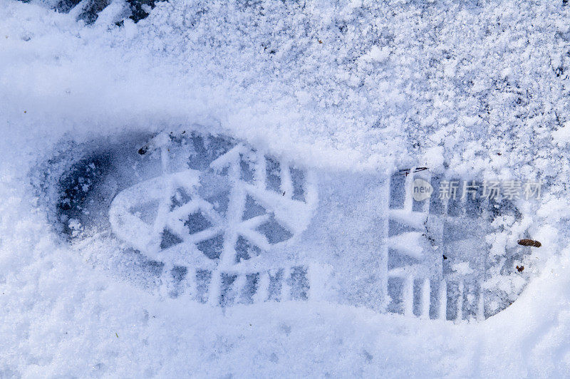 雪地里的鞋印