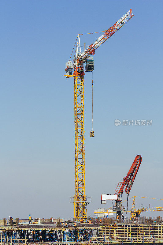 起重机在建筑工地，建筑和运输