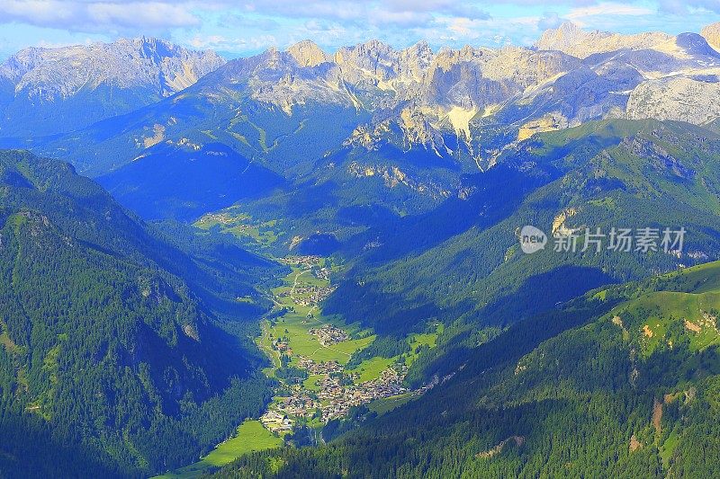 田园诗般的高山村庄全景，白云石，意大利泰洛阿尔卑斯山