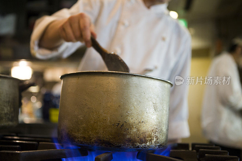 厨师用锅做饭