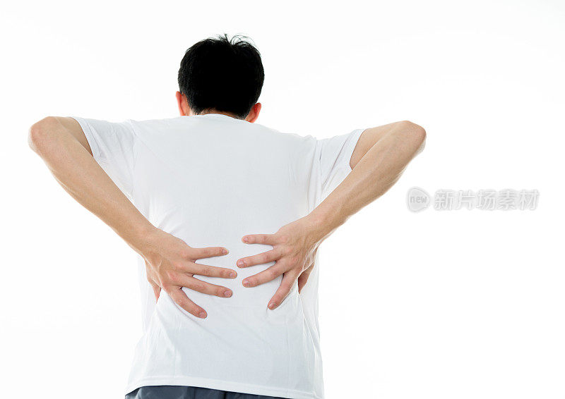 一个背部疼痛的亚洲年轻人