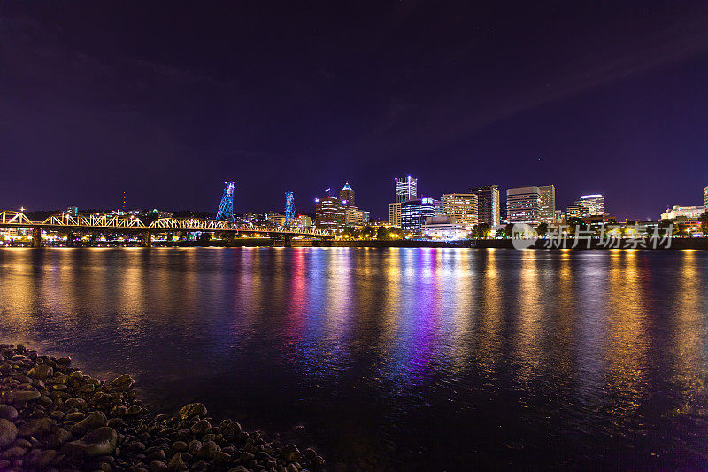 威拉米特河的夜景