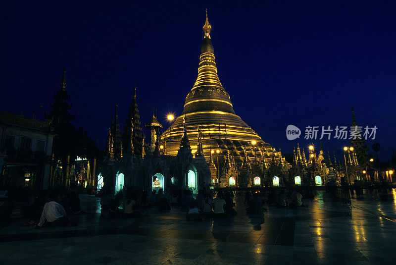 缅甸仰光大金寺的礼拜者