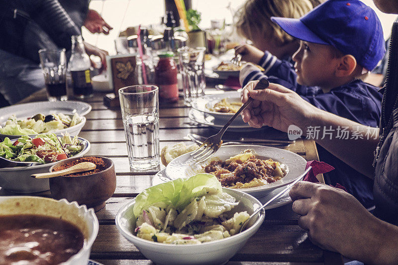 配菜炖牛肉和新鲜沙拉