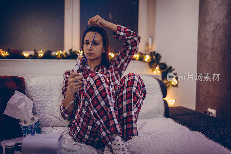 女人在家里的床上吸入