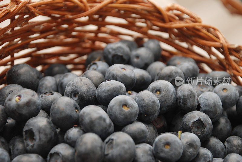 新鲜蓝莓柳条篮子