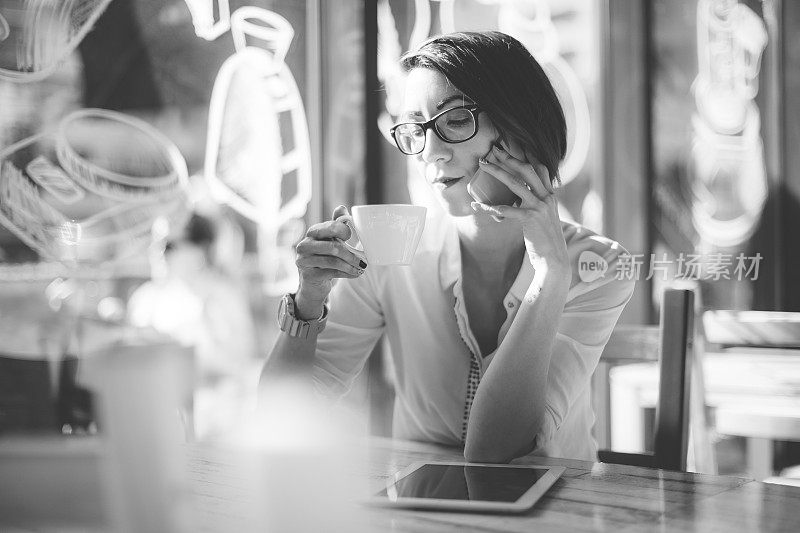 商业女性在café