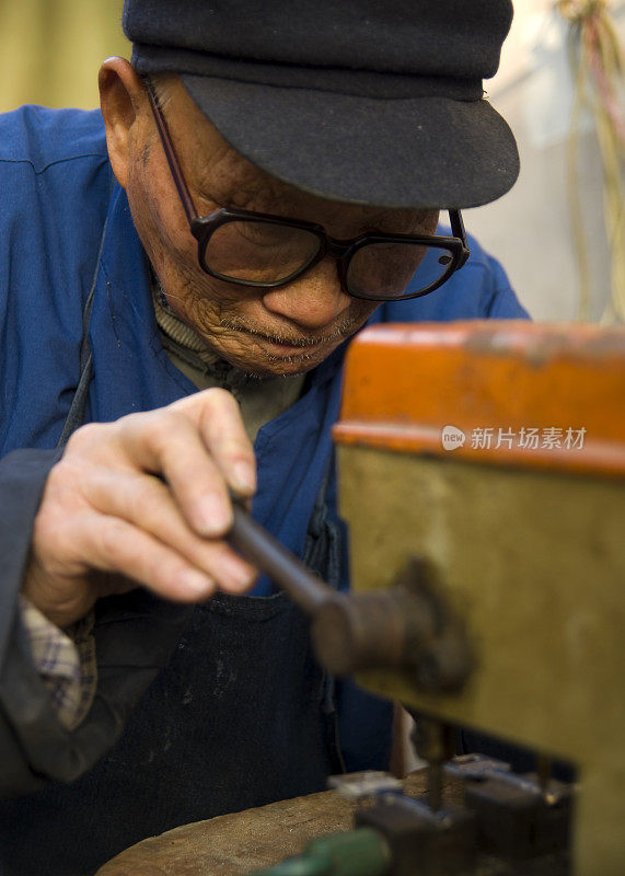 高级中国男人切割钥匙