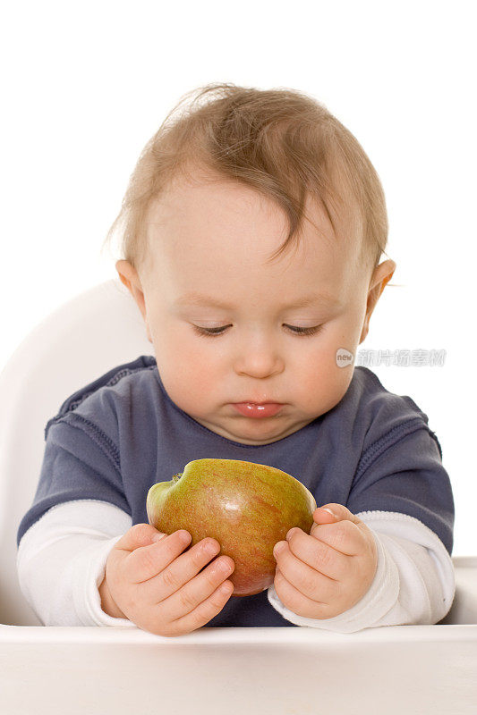 小孩子在吃苹果