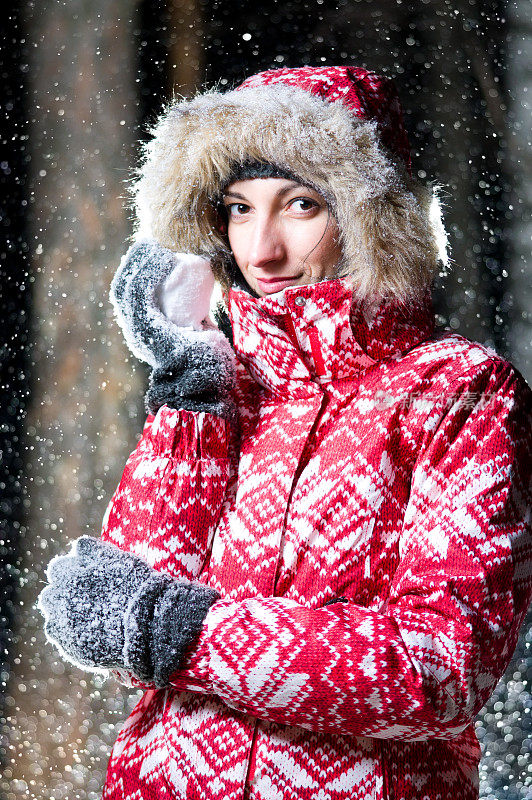 年轻女子拿着雪球