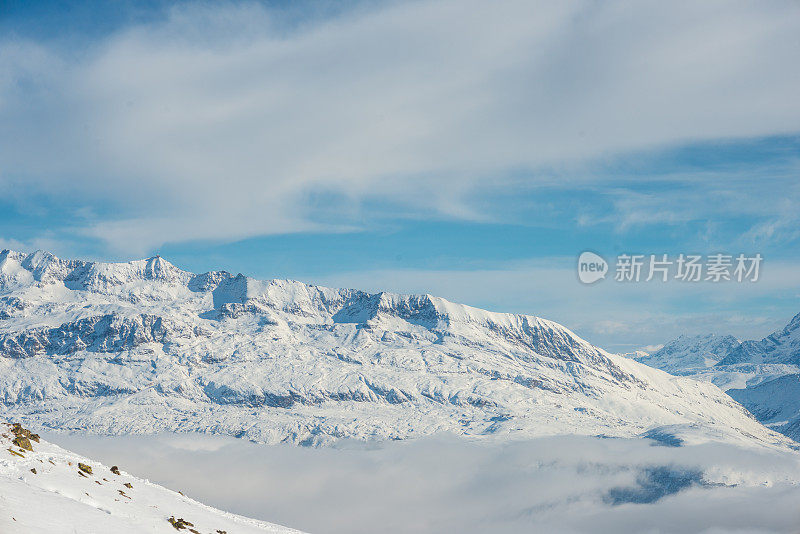 晴天的高山景观