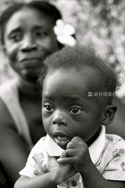 非洲婴儿与母亲