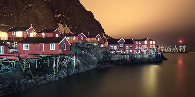 挪威罗浮敦港，红色木制房屋(rorbuer)