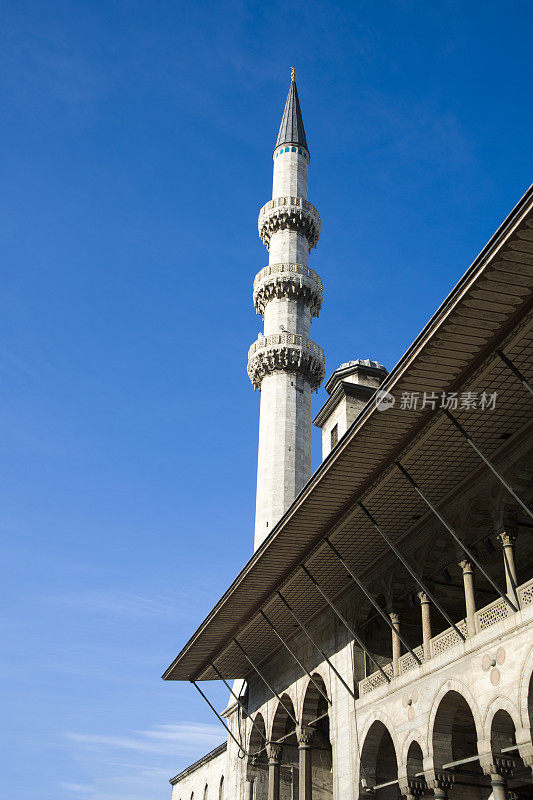 土耳其伊斯坦布尔的叶尼清真寺尖塔。