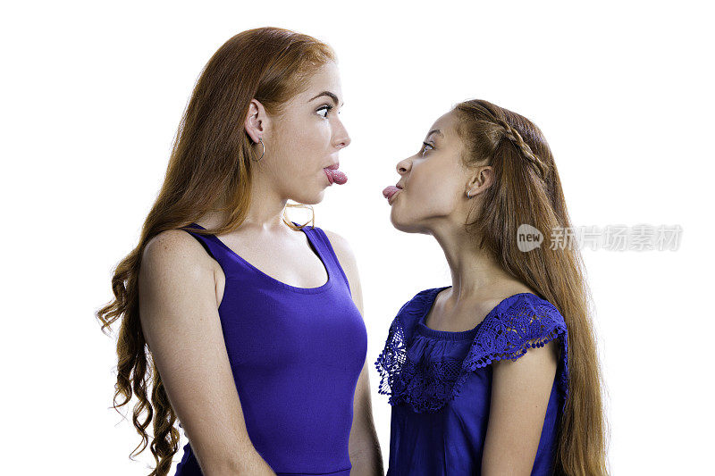 红发姐妹互相吐舌头