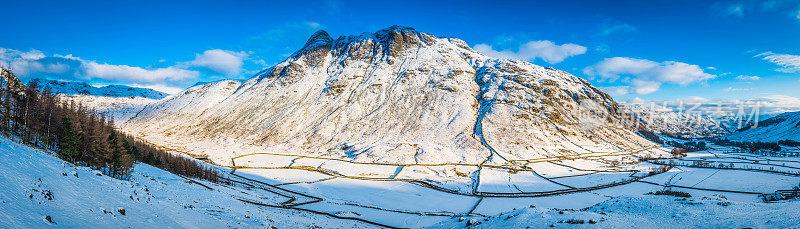 湖区阳光下的朗代尔派克雪山冬季全景