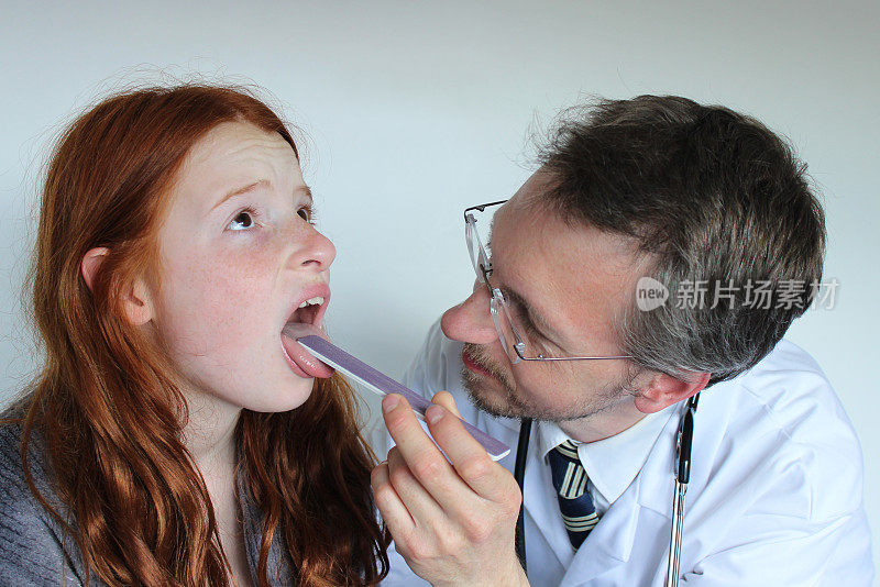 医院医生看着女病人喉咙痛的图片