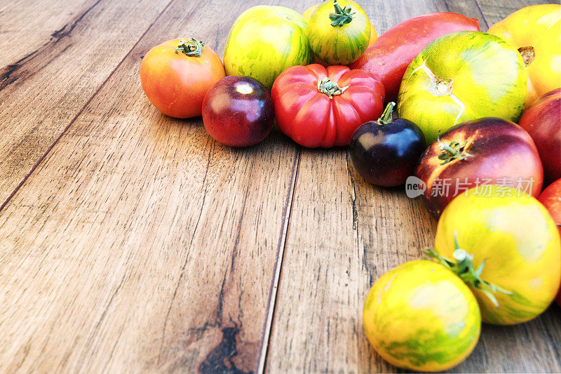新鲜的传家宝西红柿在一个乡村砧板的背景