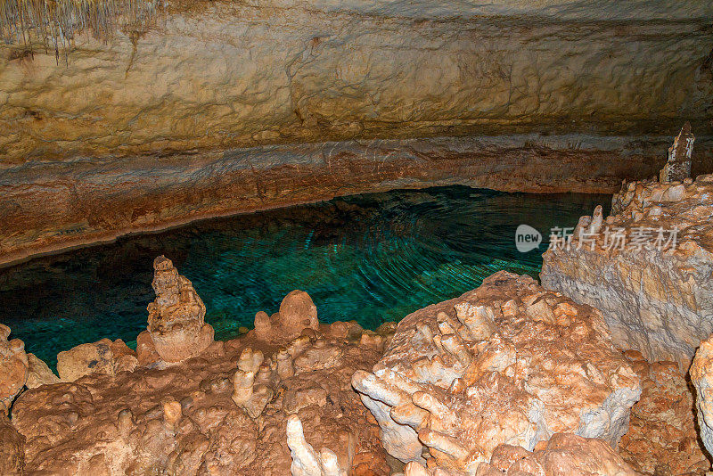 洞内有钟乳石和石笋，池水清澈