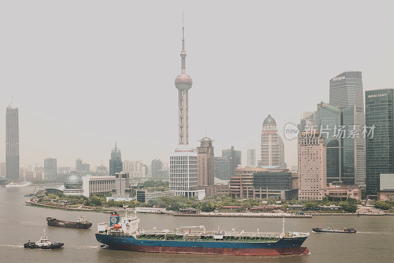 上海城市景观与货运朦胧和雾天