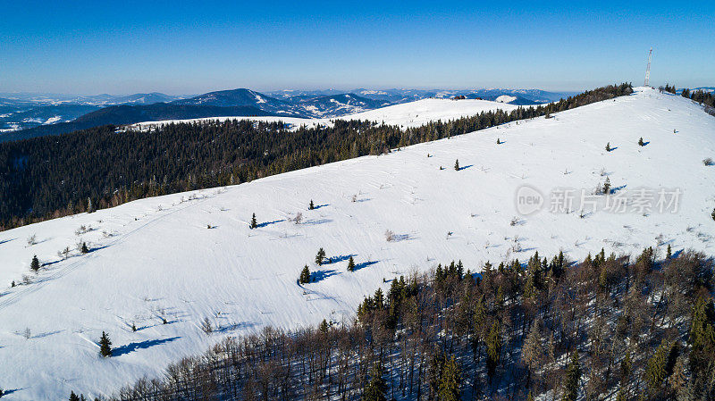 空中滑雪胜地在阳光明媚的喀尔巴阡山脉