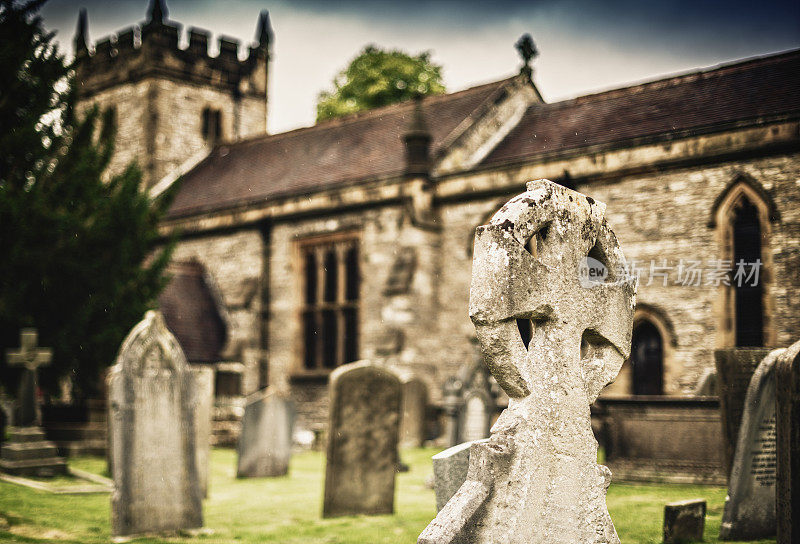 英国公墓上幽灵般的墓碑