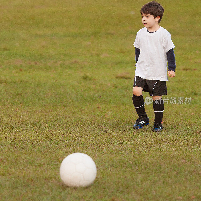 小孩踢足球