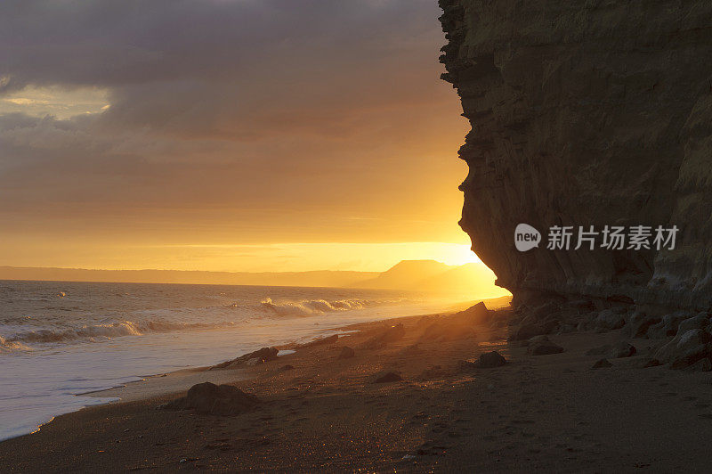 英国多塞特海滩上美丽的日落