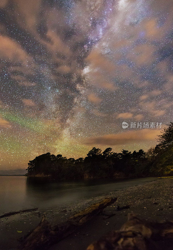 银河在夜晚闪闪发光