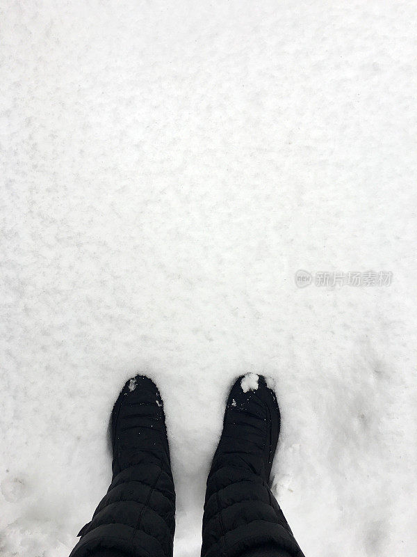 雪地里的黑靴子