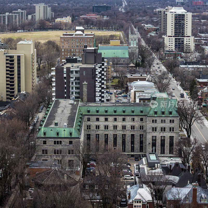 魁北克市的城市景观，Québec的加拿大省的首府城市，它成立于1608年，历史建筑紧邻现代建筑。