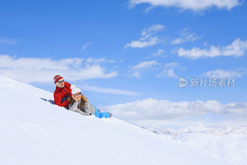 冬季运动男女滑雪者享受着休息