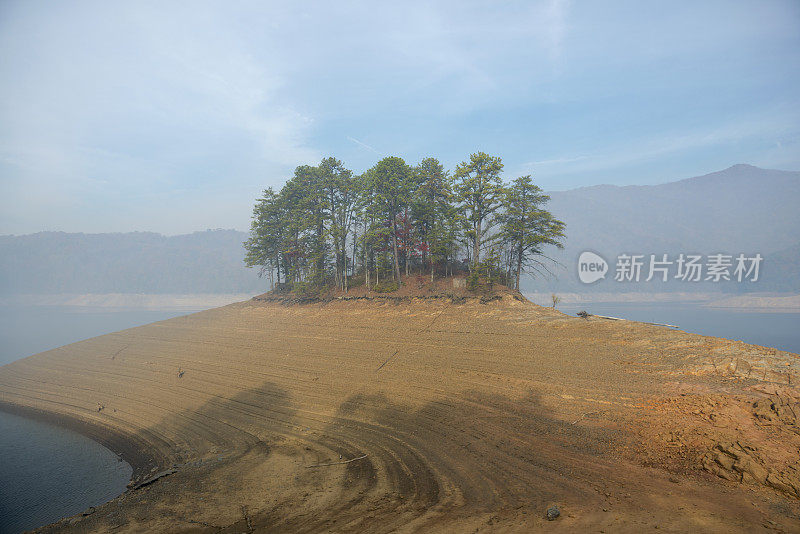 北卡罗莱纳州丰塔纳湖发生干旱和森林火灾