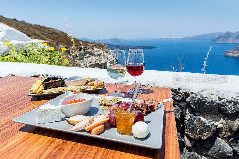 希腊食物和葡萄酒与火山的观点