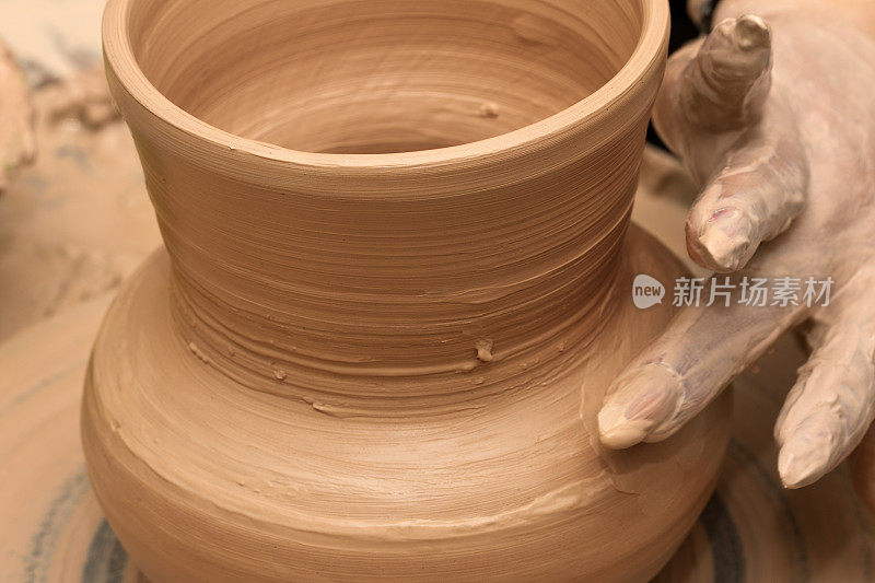 陶制陶器在陶工轮上制作陶器的过程