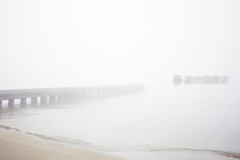 有雾的早晨人行桥海面