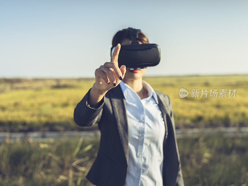 在农村使用虚拟现实模拟器的妇女