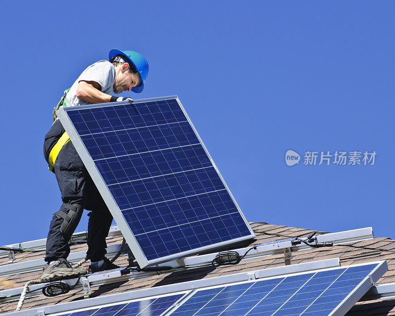 在屋顶安装太阳能电池板