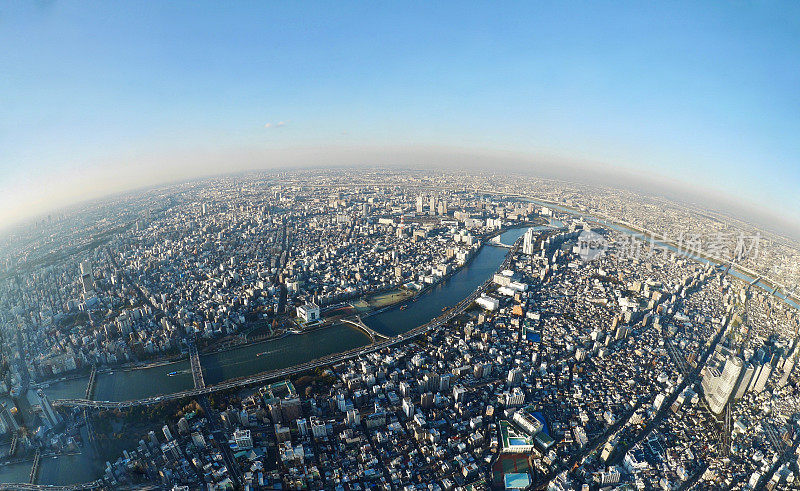 从塔上俯瞰东京的天际线。