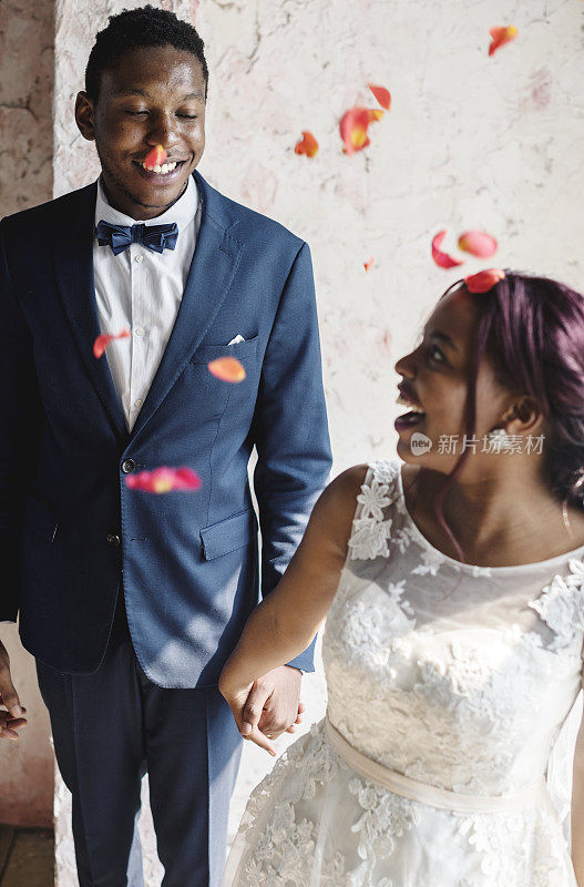 快乐的非洲裔新娘新郎在一起