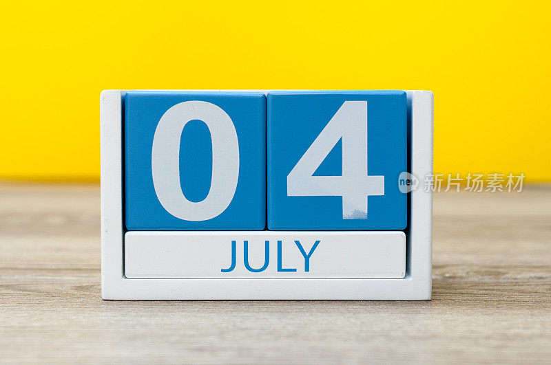 7月4日。黄色背景上的7月4日日历图像。夏天的一天。文本的空白。美国独立日