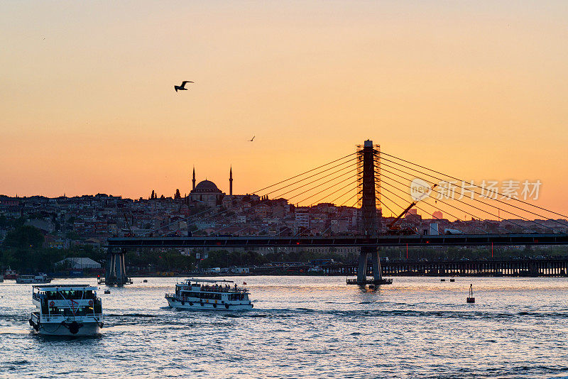 日落时的金角和城市景观，土耳其伊斯坦布尔