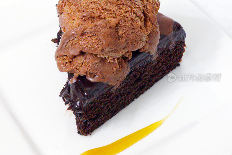 巧克力蛋糕和冰淇淋甜点