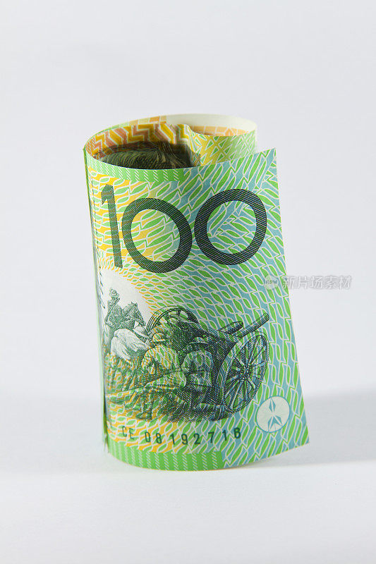 卷起来的100澳元钞票