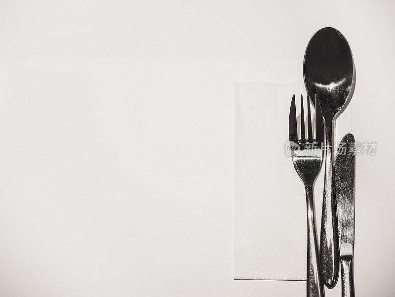 菜单设计叉子勺子刀在白色的背景