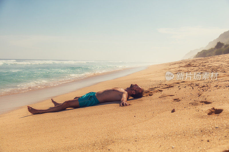 一个人在空旷的热带异国海滩上享受。