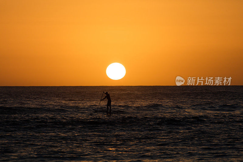 夏威夷考艾岛波伊普海滩的日落