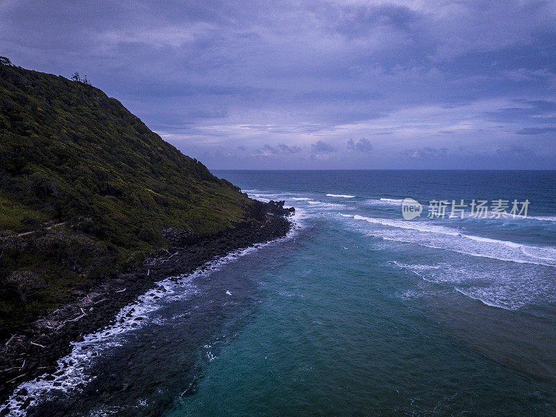 沿海岸的海浪鸟瞰图